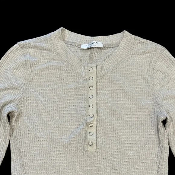 Zenana Henley Top Size Small Oatmeal Long Sleeve Silver Snap Button Closure - Picture 2 of 12
